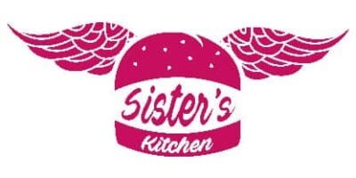 Logo rose représentant un pain de burger avec des ailes stylisées de chaque côté. Le mot “Sister’s” est écrit au centre du burger, et “Kitchen” en dessous.