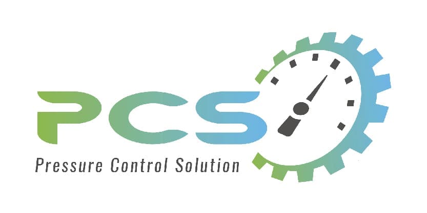 Logo PCS avec les lettres stylisées et un manomètre intégré dans une roue dentée, accompagné du texte « Pressure Control Solution ».