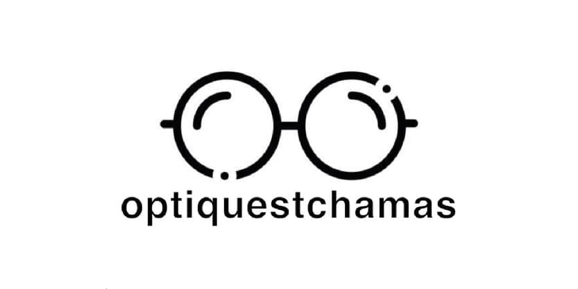 Logo de optiquestchamas représentant une paire de lunettes stylisée en noir, accompagnée du nom de la boutique écrit en lettres minuscules.