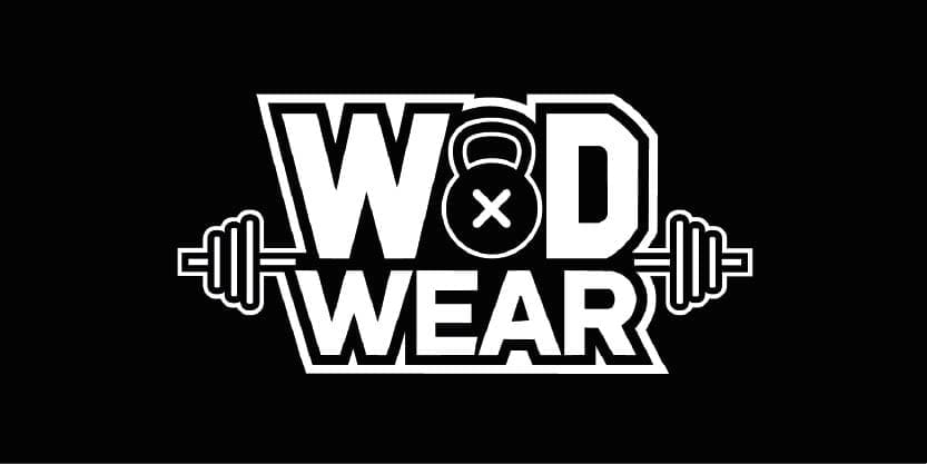 Logo blanc sur fond noir avec les mots « WOD WEAR », une kettlebell au centre et une barre de musculation en arrière-plan.